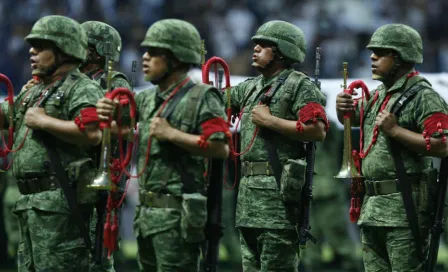 Policía militar es homenajeada previo al inicio del Clásico Regio