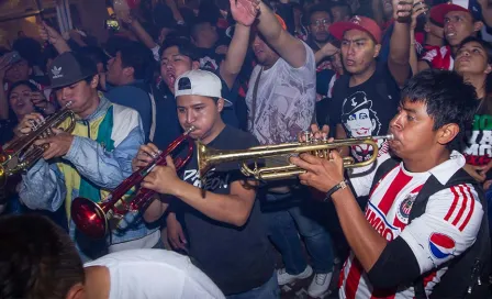 Afición realiza 'fiesta rojiblanca' para recibir a Chivas en CDMX