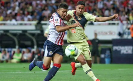 Árbitro perdona penalti a favor de Chivas en Clásico Nacional