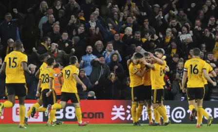 Jiménez da asistencia en voltereta de Wolves al Man United