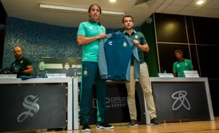 Santos Laguna presenta a Guillermo Almada como su nuevo DT 