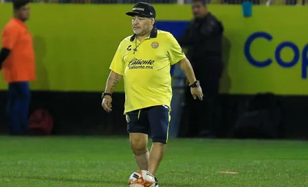 Maradona anota gol olímpico en entrenamiento con Dorados