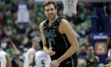 Dirk Nowitzki cobra un penalti y se 'lesiona'