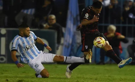 Árbitro asistente recibe tremendo balonazo en Argentina 