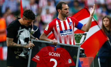 Atleti rinde emotivo homenaje a Godín en su despedida del Wanda