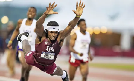 Atleta firma victoria en carrera con un salto al estilo 'Pantera Negra' de Marvel