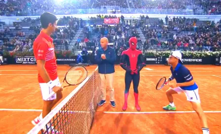 Spider-Man aparece antes del partido entre Djokovic y Schwartzman