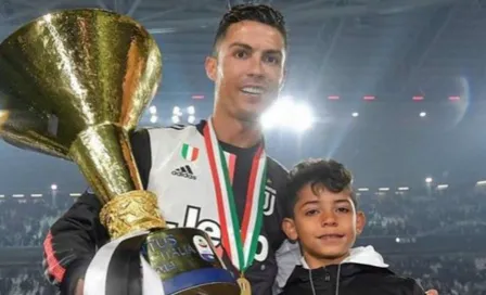 Cristiano Ronaldo golpea a su hijo con el trofeo de la Serie A