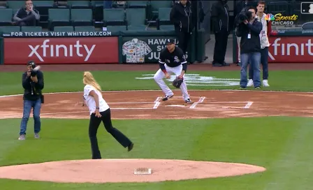 Empleada de White Sox golpea a fotógrafo en lanzamiento de primera bola