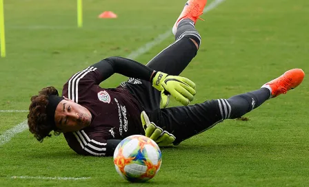 Martino dejará a Guillermo Ochoa como suplente ante Venezuela