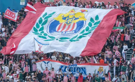 Riña entre aficionados de Chivas y América deja al menos 20 detenidos