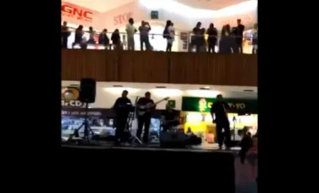 Músicos tocaron canción de Titanic mientras se inundaba un centro comercial 