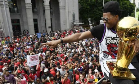 Raptors festeja título de la NBA con espectacular desfile en Toronto