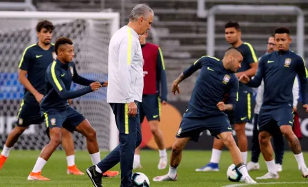 Tite dejó en suspenso el once que usará para medirse a Perú