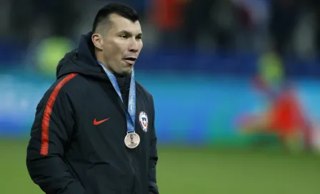 Gary Medel agredió a afición tras duelo vs Argentina