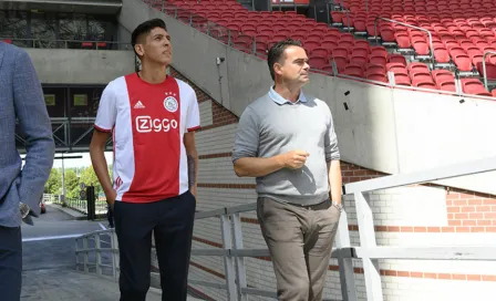 Edson Álvarez observa partido amistoso del Ajax 