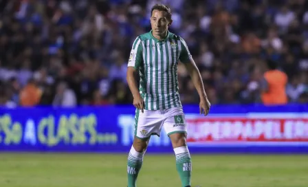 DT de Betis reveló que Guardado interrumpió vacaciones por jugar en México