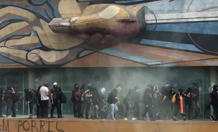 Marcha contra porrismo dejó 'daños' en Torre de Rectoría de la UNAM