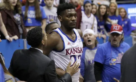 VIDEO: Monumental pelea en el baquetbol colegial entre dos equipos de Kansas