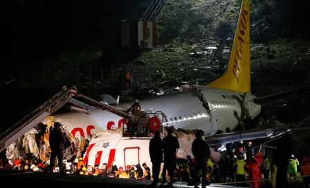 Avión comercial se salió de la pista y se rompió en pedazos en Estambul