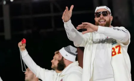 Travis Kelce festejó con abrigo de 400 mil pesos en desfile de Chiefs