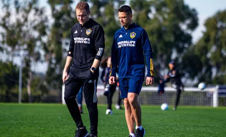 Chicharito no ha entrenado al parejo con Galaxy por falta de visa