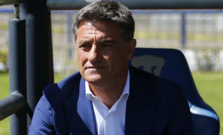 Míchel González, obligado a cambiarse su saco en el Pumas vs San Luis