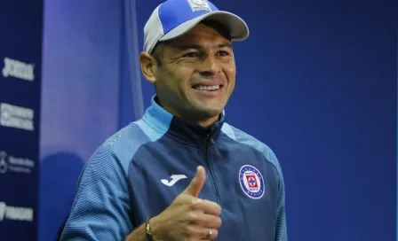 Aficionados de Cruz Azul mostraron su apoyo a Pablo Aguilar con una manta