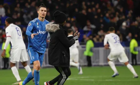 VIDEO: Cristiano Ronaldo empujó a aficionada en partido de Champions League