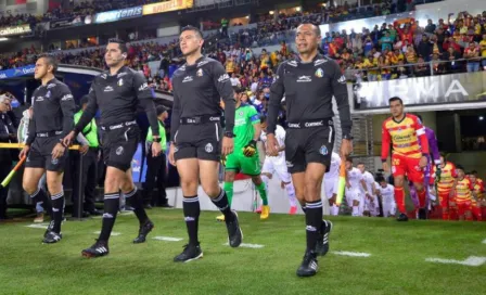 VIDEO: Cuarto árbitro se equivocó en cambio del Cata Domínguez en Cruz Azul vs Morelia