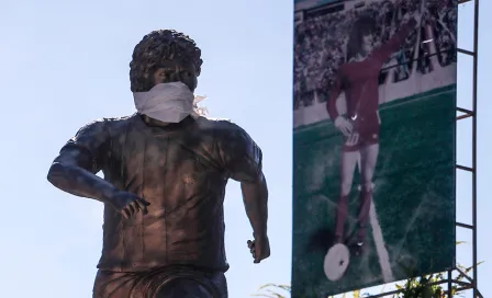 Colocan cubrebocas a estatua de Maradona para concientizar a la población