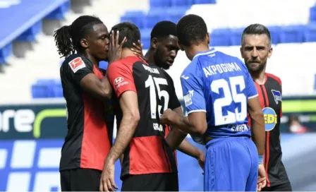 Dedryck Boyata festejó un gol besando a un compañero en regreso de la Bundesliga