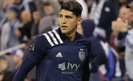 Alan Pulido fue criticado por grabar mientras conducía lujoso Ferrari a casi 200km/h