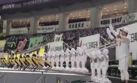 Equipo japonés de beisbol colocó robots bailadores en las gradas