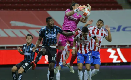 Chivas: Toño Rodríguez cometió grosero error en empate del Querétaro