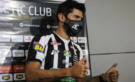 'Loco' Abreu, con 'hambre' de futbol tras presentación con Athletic Club de Brasil