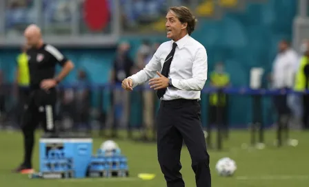 Video: Roberto Mancini intentó 'taconazo' en victoria de Italia sobre Gales