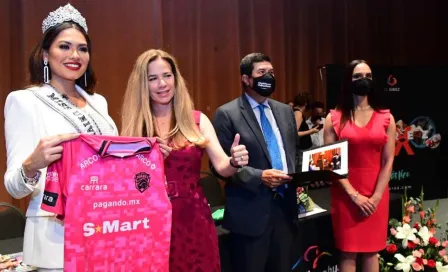 Presidenta de Juárez regaló playera de Bravos a Miss Universo, Andrea Meza