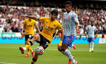 Raúl Jiménez 'explotó' contra el arbitraje en derrota de Wolves ante Manchester United