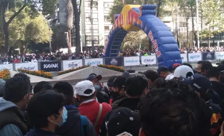 Fans de Checo Pérez 'invaden' Paseo de la Reforma para ver show de Red Bull