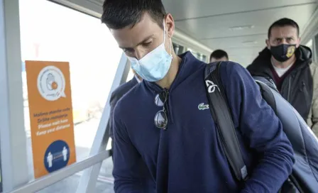 Djokovic: Sorprendido sin cubrebocas en un avión; lo 'tunden' en redes