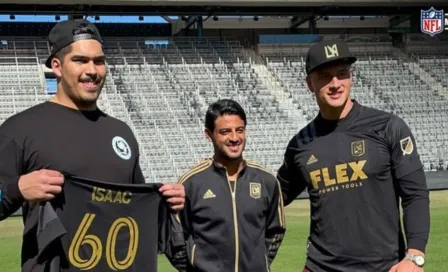 Carlos Vela obsequió un jersey de LAFC a Isaac Alarcón, jugador de los Cowboys