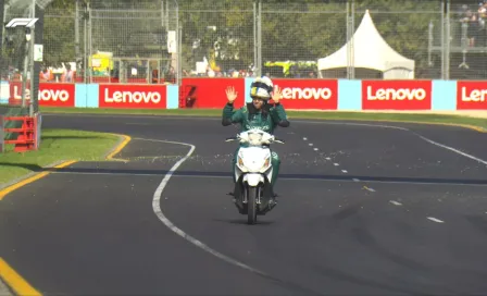 Video: Sebastian Vettel, multado por usar scooter tras bandera roja en prácticas de Australia