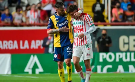 Sambueza consoló a Heriberto Jurado, juvenil de Necaxa que fue expulsado tras entrar de cambio