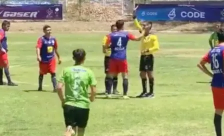 Video: Futbolistas de la Copa Jalisco golpearon a un árbitro