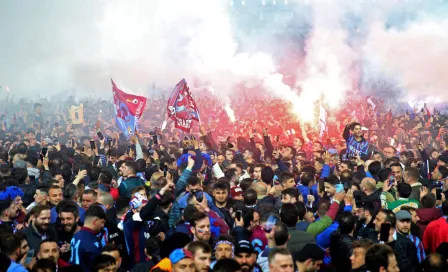 Superliga de Turquía: Afición del Trabzonspor invadió el campo para celebrar el Título 