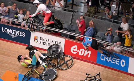 Ciclistas salen del velódromo y lesionan a aficionados en gradas