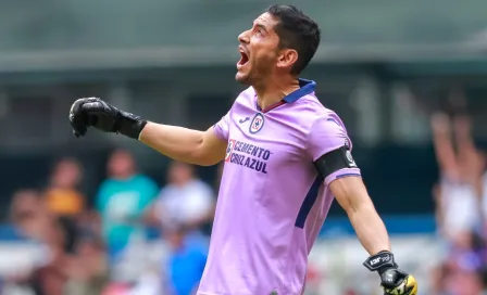 Cruz Azul: Jesús Corona regaló su jersey a la afición en su regreso a la titularidad 