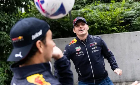 Checo Pérez: Demostró su habilidad para el futbol en Japón junto a Max Verstappen 