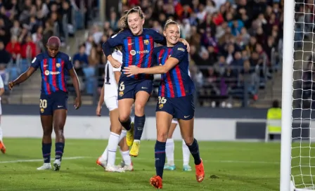 Barcelona goleó con autoridad al Real Madrid en el Clásico Femenil y retuvo el liderato